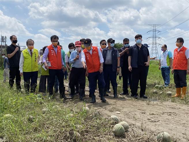 行政院长苏贞昌29日在农委会主委陈吉仲、农粮署长胡忠一陪以及立法院副院长蔡其昌陪同下到大肚与龙井间的小玉西瓜田勘灾。（冯惠宜摄）