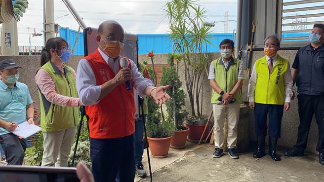 行政院长苏贞昌29日到台中大肚勘查西瓜田豪雨灾害，他要求农委会、农粮署要以最快的时间、最好的补助让农民可以赶快清园復耕。（冯惠宜摄）