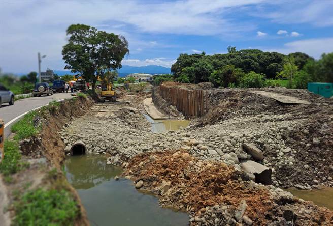 大雅区塔莲沟护岸长年受水流冲刷，旧有砌石护岸严重损坏，如不加以保护可能导致坡面崩塌影响周边道路安全。（陈世宗摄）