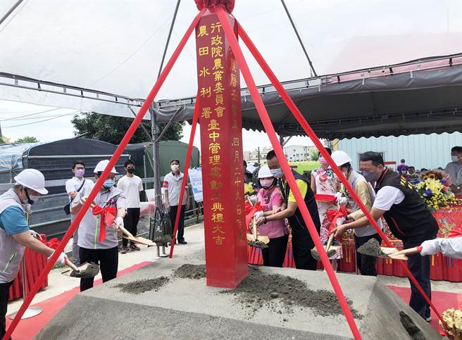 今天参加动工典礼有农水署长蔡升甫、台中管理处长陈荣福及立委杨琼璎等人。（陈世宗摄）