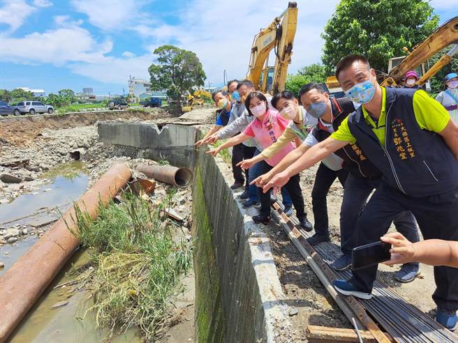 参加塔莲沟动工典礼有农水署长蔡升甫、台中管理处长陈荣福及立委杨琼璎等人，预计120个日历天完工。（陈世宗摄）