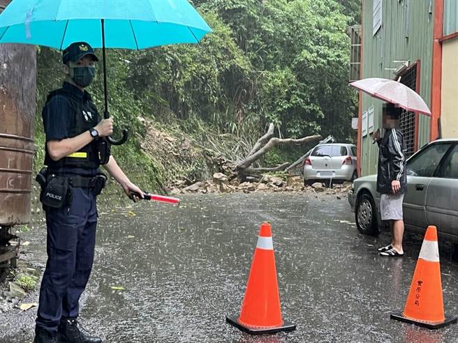 许翁子派出所警员詹智皓、庄铠寧前往丰原区中坑巷处理山壁土石滑落，砸坏停放路旁之自小客及民宅。（警方提供）