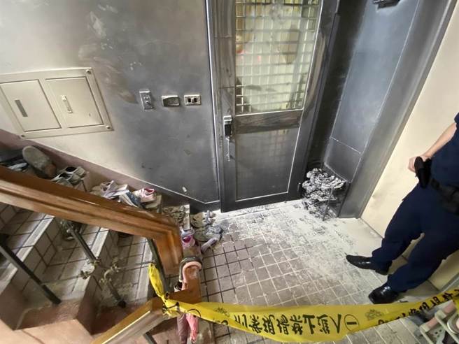 黄男在家人住处门口纵火。（警方提供）