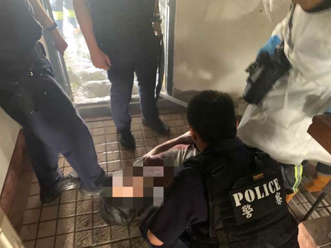 黄男遭警方击伤后压制。（警方提供）