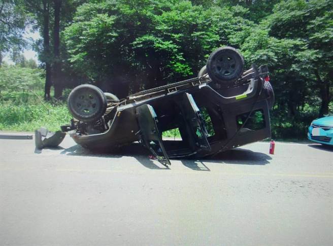 战车被小客车撞到四轮朝天，幸国军驾驶受轻微脑震盪无大碍。（警方提供／谢佳潾屏东传真）
