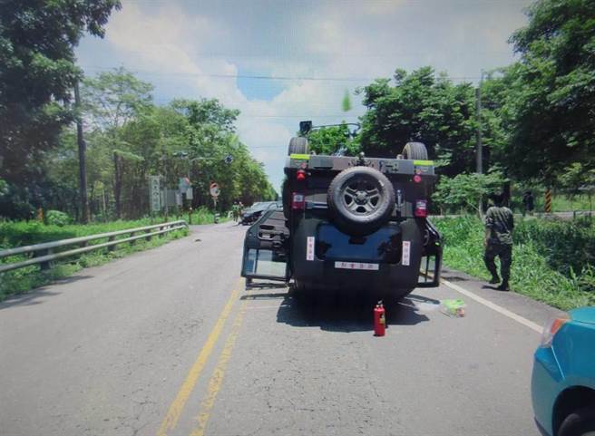 战车被小客车撞到四轮朝天，幸国军驾驶受轻微脑震盪无大碍。（警方提供／谢佳潾屏东传真）