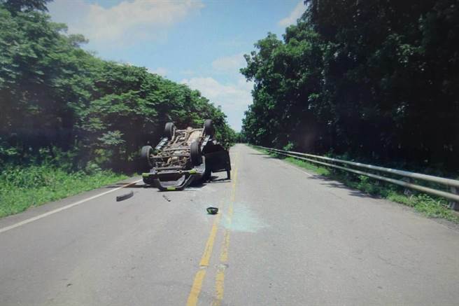 战车被小客车撞到四轮朝天，幸国军驾驶受轻微脑震盪无大碍。（警方提供／谢佳潾屏东传真）