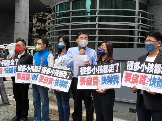 國民黨立法院黨團今前往刑事局自首「散布假消息」。（國民黨團提供）