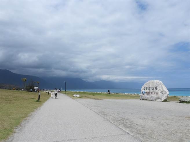 花蓮縣政府振興縣內觀光，分別對遊客及旅行社祭出獎勵方案，遊客除有機會將Tesla開回家，旅行社帶團到花蓮，除可獲獎勵金，帶團人數最多者，還有高達30萬元的額外獎金。（羅亦晽攝）