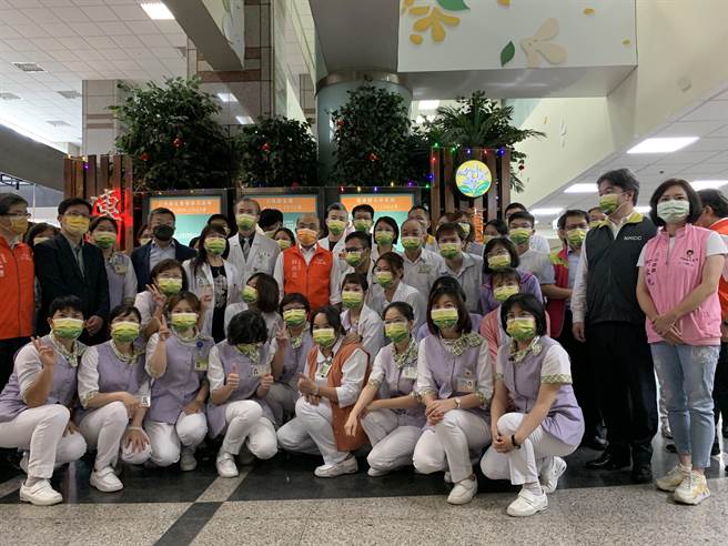 行政院长苏贞昌29日特别到卫福部台中医院视察，除向医护人员表达感谢。（民眾提供／冯惠宜台中传真）