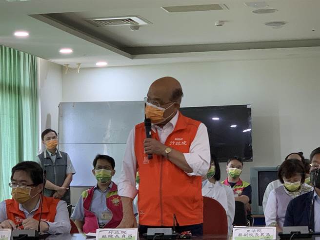 行政院长苏贞昌到卫福部台中医院视察，指示卫福部执行长王必胜研究在公立医院、医学中心外开大型施打站施打儿童疫苗。（民眾提供／冯惠宜台中传真）