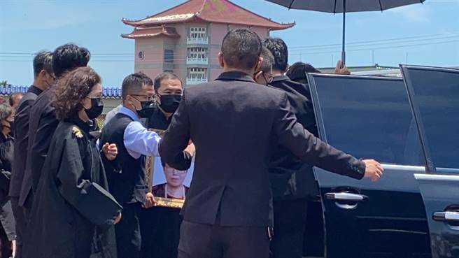 侯友宜母亲侯吕秀莲今天中午出殡，侯友宜手捧遗照送妈妈最后一程。（张亦惠摄）