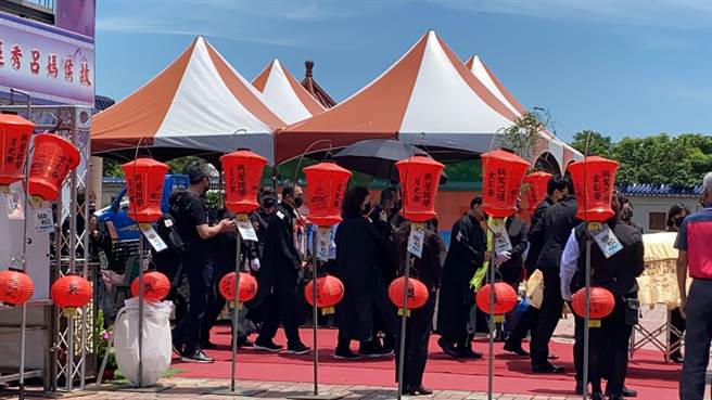 侯友宜母亲侯吕秀莲今天中午出殡，侯友宜手捧遗照送妈妈最后一程。（张亦惠摄）