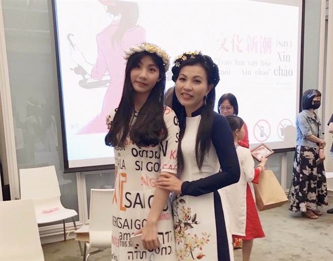 越南新二代鄭琬諠（左）從小就和媽媽陳秋柳一起演戲。（移民署提供）