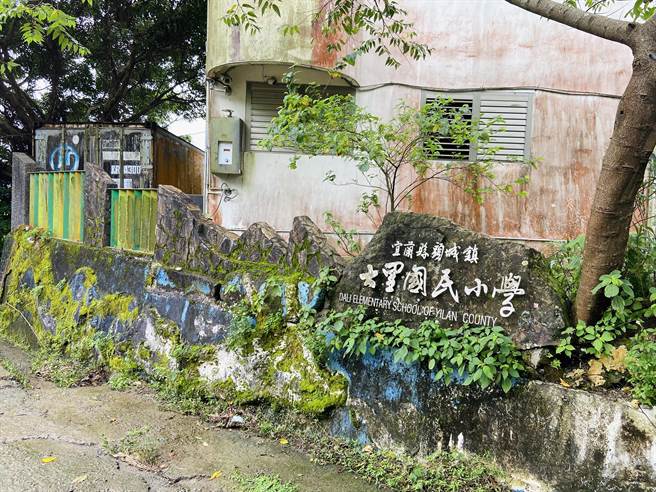 大里国小学校依山傍海、环境优美，教育部自921地震后，针对全国各县市国中小校舍进行耐震详评及补强工作，在2016年大里国小因耐震详评未符标准，经评估后需拆除重建。（吴佩蓉摄）
