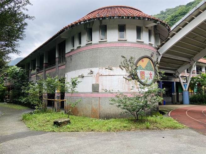 大里国小学校依山傍海、环境优美，教育部自921地震后，针对全国各县市国中小校舍进行耐震详评及补强工作，在2016年大里国小因耐震详评未符标准，经评估后需拆除重建。（吴佩蓉摄）
