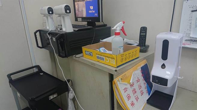 員警染疫數增加，台南市各警分局內酒精、體溫計與消毒噴槍設備越來越多。（程炳璋攝）