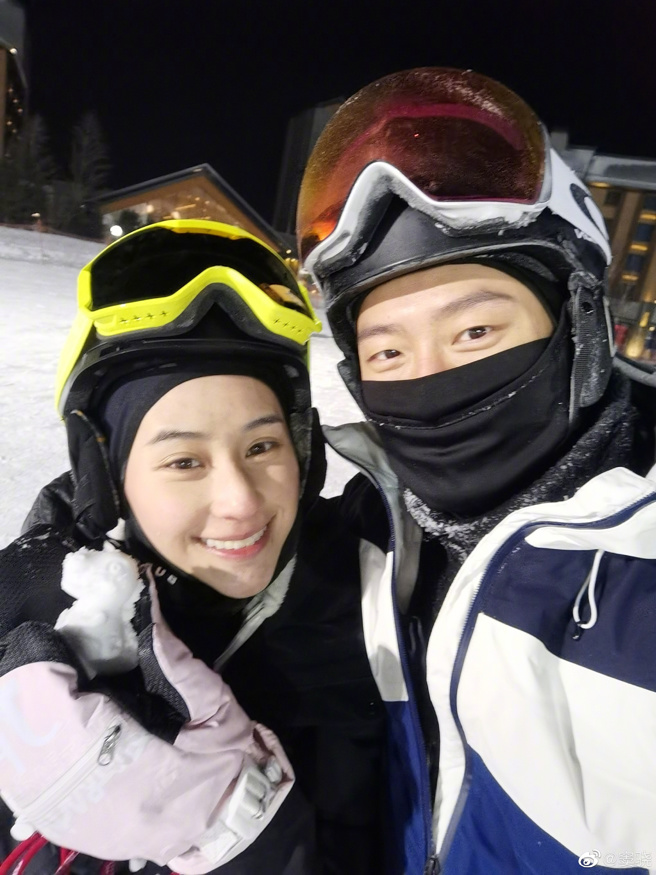 窦骁(右)回应女友何超莲爱意，经常晒出和两人之间的亲蜜合照。(图/窦骁 微博)