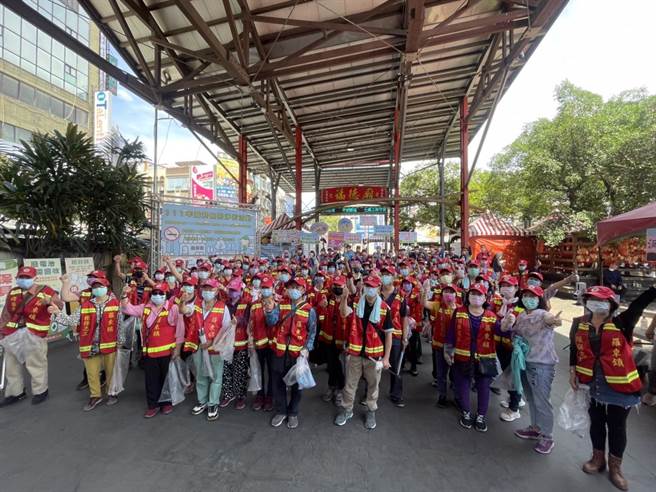 为响应5月31日世界无菸日，宜兰县罗东镇公所29日上午10时，伙同卫生所发起「减菸捡菸净街活动」劝导民眾减少吸菸。（罗东镇公所提供／吴佩蓉宜兰传真）