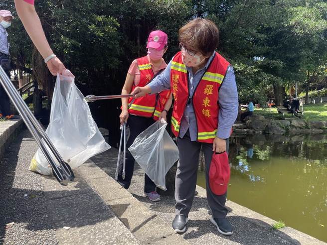 为响应5月31日世界无菸日，宜兰县罗东镇公所29日上午10时，伙同卫生所发起「减菸捡菸净街活动」劝导民眾减少吸菸。（中为罗东镇长吴秋龄）（罗东镇公所提供／吴佩蓉宜兰传真）