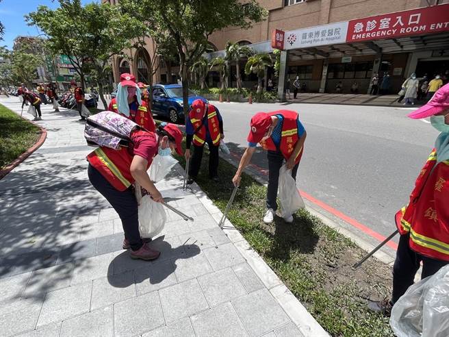 为响应5月31日世界无菸日，宜兰县罗东镇公所29日上午10时，伙同卫生所发起「减菸捡菸净街活动」劝导民眾减少吸菸。（罗东镇公所提供／吴佩蓉宜兰传真）