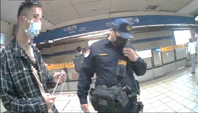 員警向被害人說明常見的詐騙手法。（翻攝畫面）