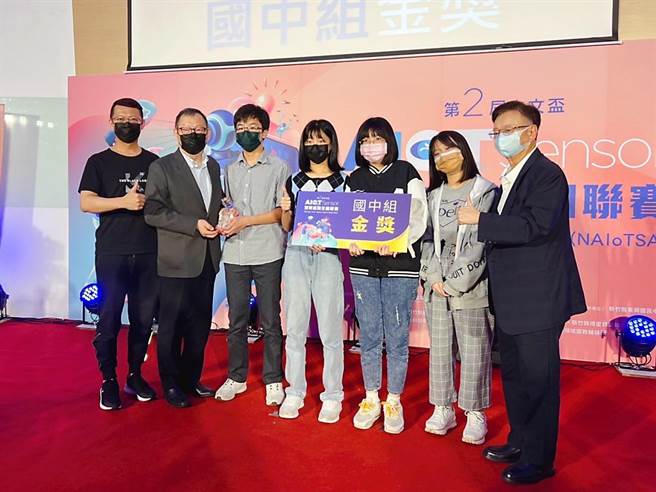 二信高中國中部以「高齡長照智慧平衡輪椅」奪下金獎。（基隆市政府提供／陳彩玲基隆傳真）