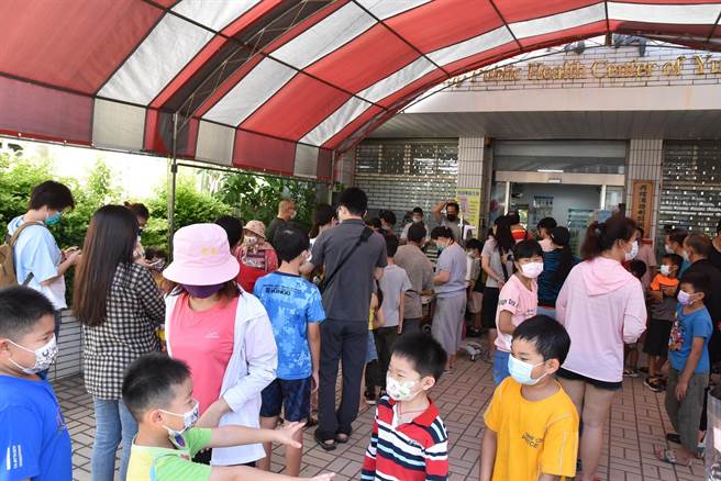 缓解云林县BNT儿童疫苗抢打潮，四湖乡卫生所假日开打。（张朝欣摄）