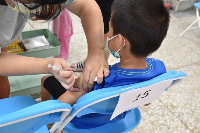 缓解云林县BNT儿童疫苗抢打潮，四湖乡卫生所假日开打。（张朝欣摄）