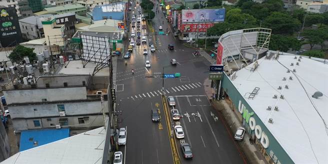 新竹市政府7月起將啟動2大智慧交通改善工程，包括重整經國路22處路口時制，以及於醫院前路口首次試辦友善智慧號誌。（陳育賢攝）