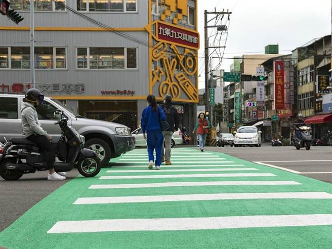 新竹市政府7月起將啟動2大智慧交通改善工程，包括重整經國路22處路口時制，以及於醫院前路口首次試辦友善智慧號誌。（陳育賢攝）