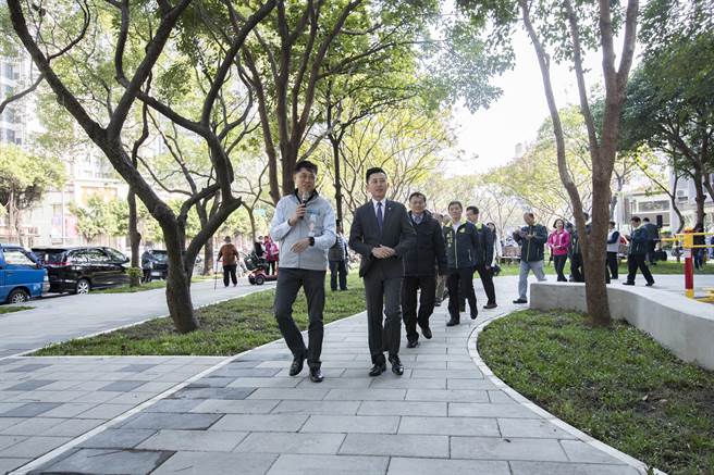 新竹市政府7月起將啟動2大智慧交通改善工程，包括重整經國路22處路口時制，以及於醫院前路口首次試辦友善智慧號誌。（陳育賢攝）