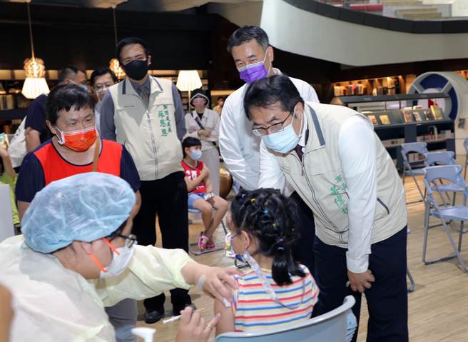台南市长黄伟哲前往许石图书馆接种站视察儿童疫苗施打情形。（市府提供／洪荣志台南传真）