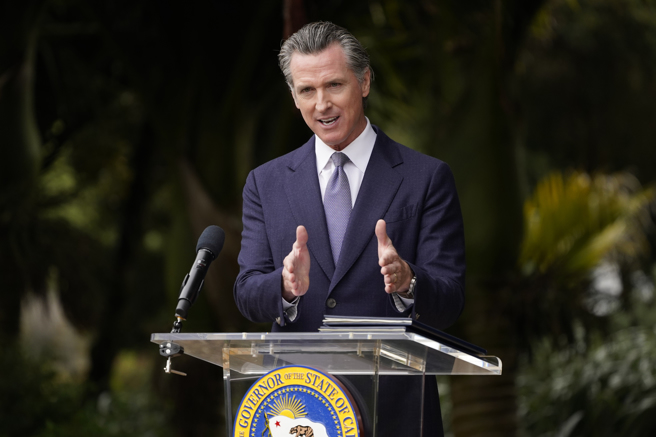 加州州長紐松（Gavin Newsom）今天透過推特（Twitter）宣布，上午驗出COVID-19（2019冠狀病毒疾病）陽性。(圖／美聯社)