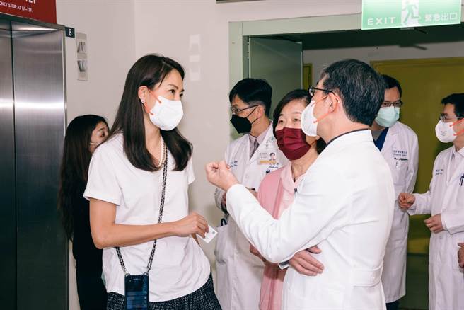 賈永婕親自送醫療器材、耗材到各醫院。（摘自臉書）