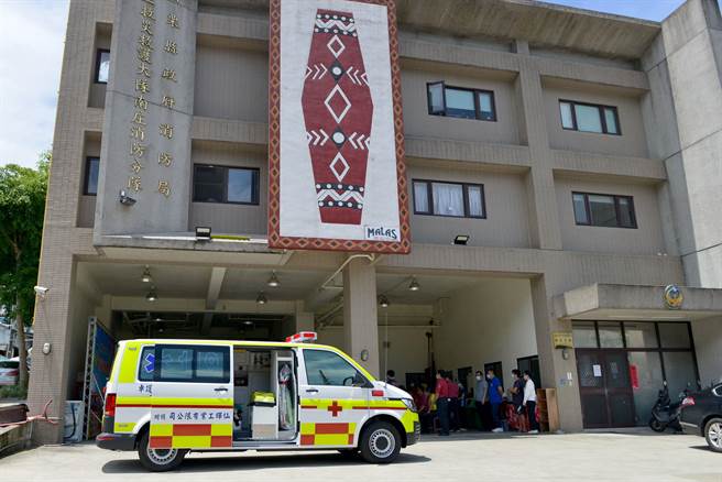 民間企業老闆林枝富捐贈一輛270萬元的救護車跟防寒外套，給苗栗南庄消防分隊。（苗栗縣政府提供／李京昇苗栗傳真）