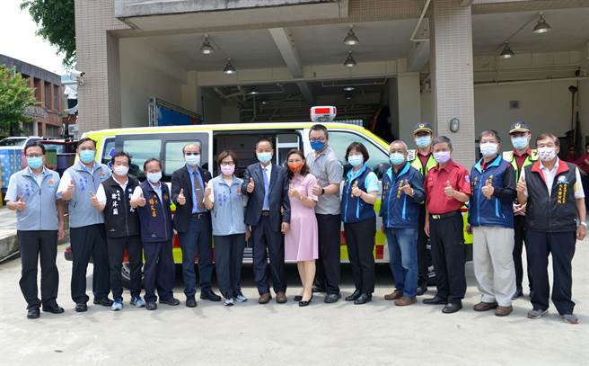 內政部消防署副署長馮俊益、苗栗縣副縣長鄧桂菊等人共同合影留念。（苗栗縣政府提供／李京昇苗栗傳真）