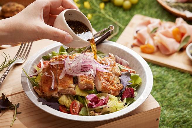 RÒUST BY T-HAM春夏新品「椒麻脆皮鸡腿沙拉」，250元。（RÒUST BY T-HAM提供）