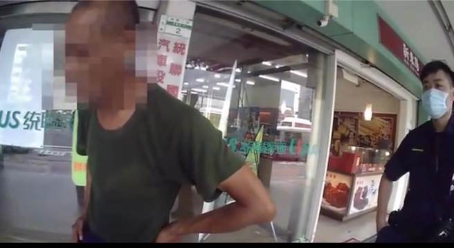 員警好心提供口罩給蘇男時，意外發現蘇男為通緝犯。（翻攝照片／崔正綱高雄傳真）
