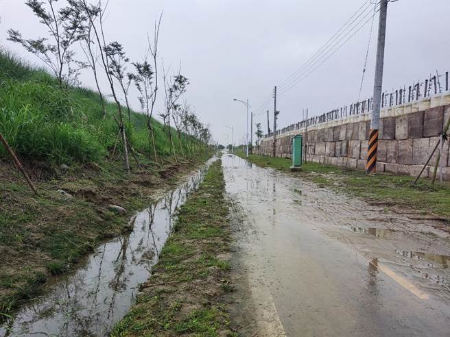 大溪大汉溪左岸自行车道逢雨淹水水务局允诺改善。(吕筱蝉摄)