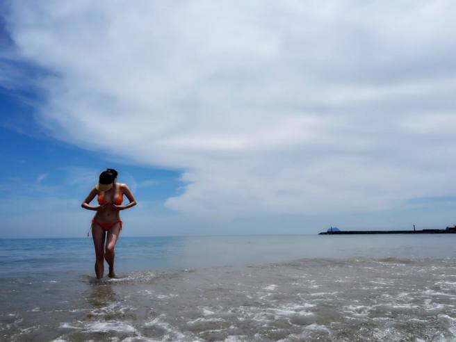 瑞莎辣曬比基尼。（圖／取材自瑞莎 Larisa臉書）