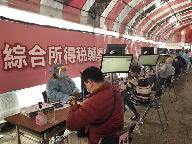 报税要留意扣除额、新婚合併申报等常见错误，以免遭补税处罚。资料照片