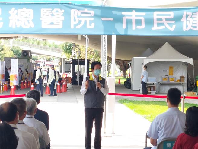 副總統賴清德至台中市中央公園視察台中榮總醫院的一條龍式大型篩檢站與給藥得來速，肯定台中市的防疫作為。（謝瓊雲攝）