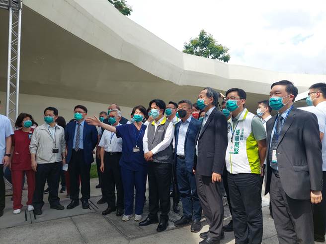 副總統賴清德（右5）至台中市中央公園視察台中榮總醫院的一條龍式大型篩檢站與給藥得來速，肯定台中市的防疫作為。（謝瓊雲攝）