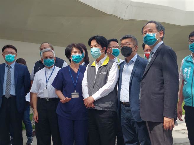 副總統賴清德（右3）至台中市中央公園視察台中榮總醫院的一條龍式大型篩檢站與給藥得來速，肯定台中市的防疫作為。（謝瓊雲攝）