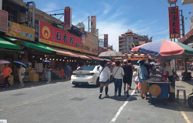 悶太久趁天晴出來透透氣，雲林縣北港朝天宮出現人潮。（張朝欣攝）