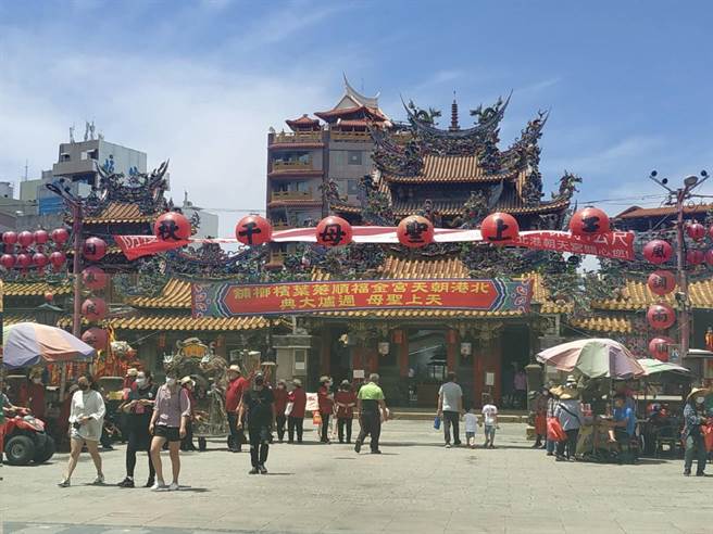悶太久趁天晴出來透透氣，雲林縣北港朝天宮出現人潮。（張朝欣攝）