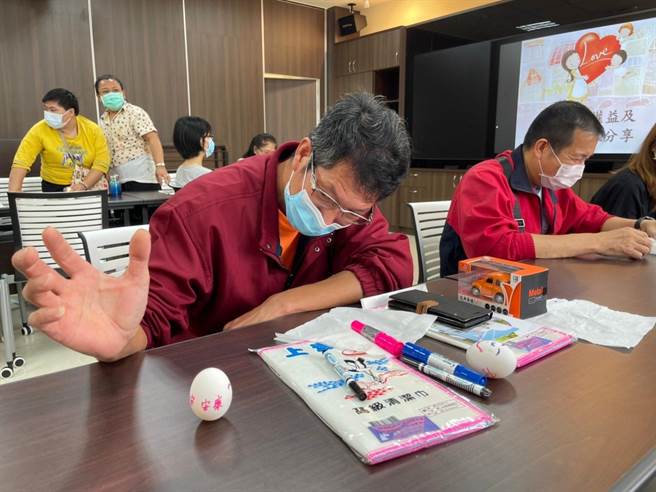 相传在端午节当天中午立蛋成功，即可带来一整年的好运气。（移民署提供）