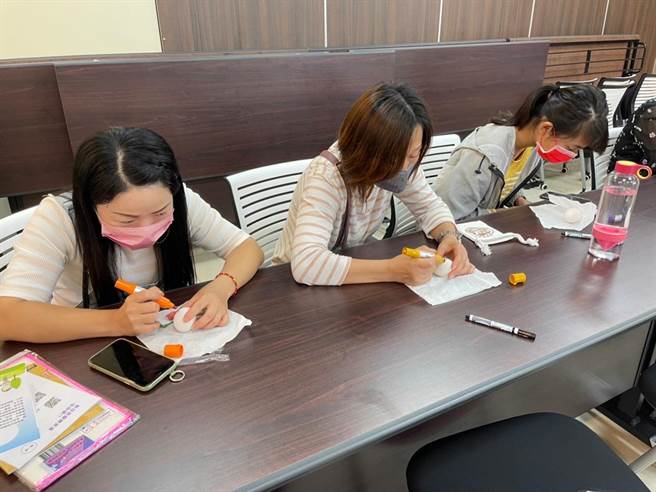 学员将心中最美的图案和话语，一一彩绘在鸡蛋上。（移民署提供）