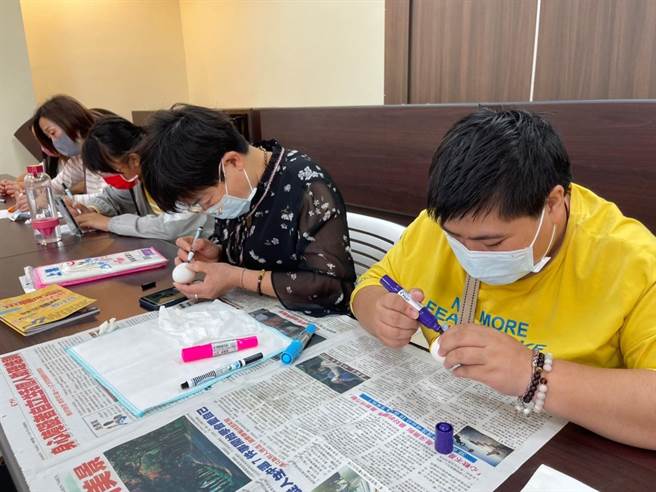 学员将心中最美的图案和话语，一一彩绘在鸡蛋上。（移民署提供）